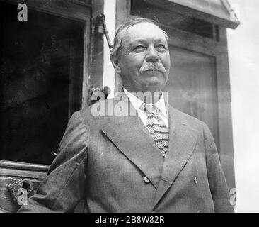 ARTHUR CONAN DOYLE (1859-1930) médecin et romancier écossais vers 1920. Banque D'Images