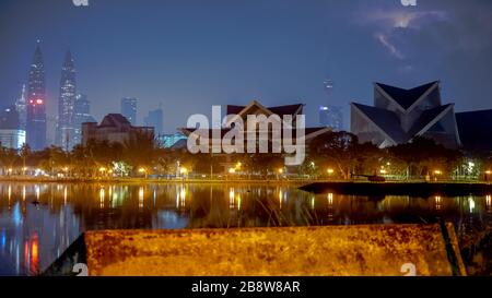 Centre-ville de Kuala Lumpur avec tours Petronas vues de Tasik Titiwangsa parc la nuit Banque D'Images