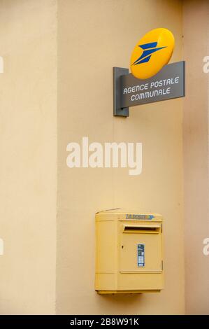 Paris, France - 18 décembre 2019 : la poste à Paris, France. La poste fondée en 1576, elle fait partie des services postaux les plus anciens. Banque D'Images