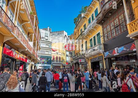 Rue étroite bondée dans le centre historique. Macao, Chine. Banque D'Images