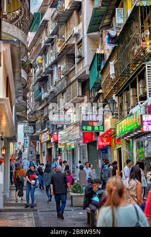 Les gens marchant sur la rue étroite dans le centre historique. Macao, Chine. Banque D'Images