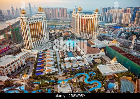 Vue aérienne sur le Galaxy Macau Hotel, un complexe hôtelier luxueux, au crépuscule. Cotai, Macao, Chine. Banque D'Images