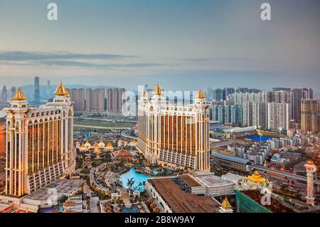 Vue aérienne sur le Galaxy Macau Hotel, un complexe hôtelier luxueux, au crépuscule. Cotai, Macao, Chine. Banque D'Images