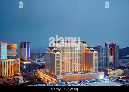 Vue aérienne de l'hôtel parisien de Macao et des bâtiments environnants illuminés la nuit. Cotai, Macao, Chine. Banque D'Images