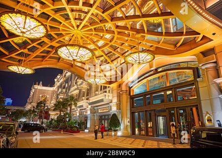 Entrée principale de l'hôtel Ritz-Carlton éclairée la nuit. Cotai, Macao, Chine. Banque D'Images