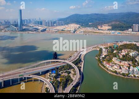 Vue aérienne de l'autoroute reliant la péninsule de Macao et l'île de Taipa. Macao, Chine. Banque D'Images