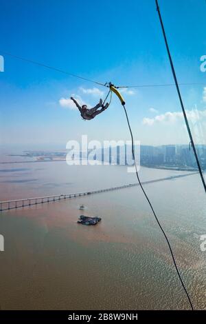 Saut à l'élastique de la tour de Macao, qui a la plate-forme de saut à l'élastique la plus élevée au monde. Macao, Chine. Banque D'Images