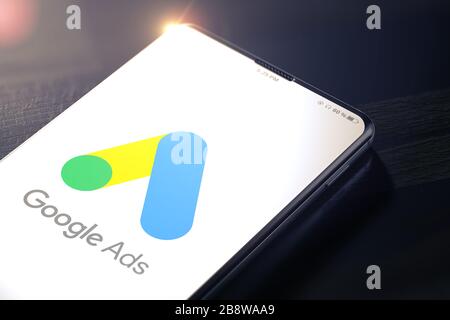 KIEV, UKRAINE-JANVIER, 2020: Annonces Google sur l'écran Cellphone. Google Ads est une plate-forme de publicité en ligne où les annonceurs payer pour afficher des annonces, des offres de services et des offres de produits. 3. Banque D'Images