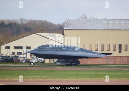 Northrop Grumman B-2 Spirit of New York bombardier furtif partant pour les États-Unis après des exercices en Europe, RAF Fairford, Royaume-Uni Banque D'Images