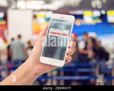 concept d'annulation de vol. annonce un message pour l'alerte de changement d'horaire de vol sur l'application smartphone avec le comptoir d'enregistrement à l'aéroport Banque D'Images