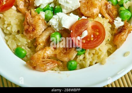 Orzo grec et crevettes grillées, alod avec vinaigrette moutarde-Dill Banque D'Images