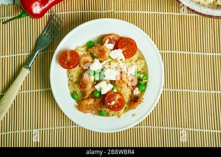 Orzo grec et crevettes grillées, alod avec vinaigrette moutarde-Dill Banque D'Images