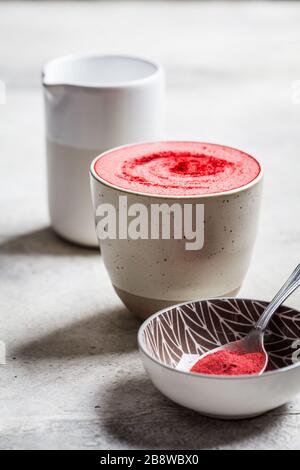 Latte de betterave rose en verre céramique. Banque D'Images