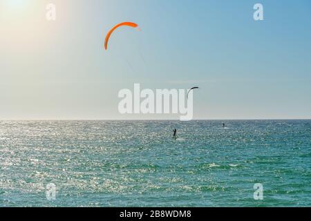 L'athlète pratique kate board surfer sur la mer sur les vagues. L'été au Portugal Algarve Banque D'Images