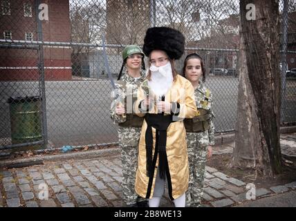 Les élèves juifs de Satmar en costumes de Purim, à la collecte de charité pour leur école. À Williamsburg, Brooklyn, New York. Banque D'Images