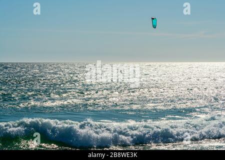 L'athlète pratique kate board surfer sur la mer sur les vagues. L'été au Portugal Algarve Banque D'Images