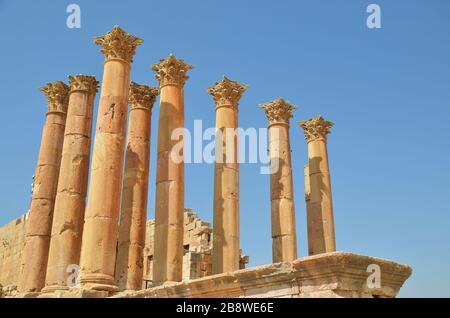 Colonnes de couleur dorée au temple d'Artemis Jerash Jordanie Banque D'Images