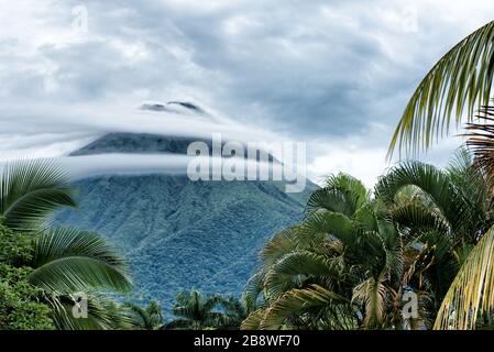 Vue magnifique et spectaculaire sur le volcan Arenal entouré de nuages en anneau. La Fortuna, Costa Rica. Banque D'Images