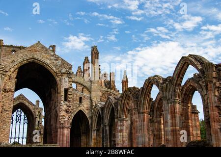 Promenade autour de l'abbaye historique de Melrose en Grande-Bretagne Royaume-Uni Banque D'Images