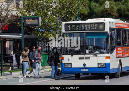 ALEXANDRAUPOLI, GRÈCE - 21 mars 2020 - une femme lasse un facemask à bord d'un bus dans le centre d'Alexandraupoli, Grèce. De nombreuses personnes portent des masques Banque D'Images