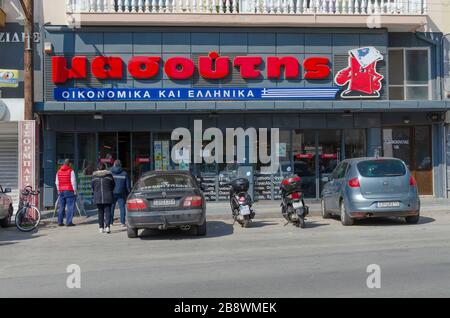 ALEXANDRAUPOLI, GRÈCE - 21 mars 2020 - les gens attendent d'être mis dans un supermarché dans le centre d'Alexandraupoli, Grèce. Sécurité des supermarchés Banque D'Images