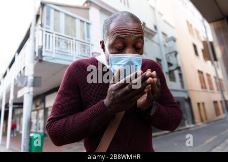 Afro-américain portant le masque de coronavirus covid19 dans la rue Banque D'Images