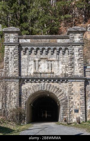 Ancienne entrée du tunnel ferroviaire de Somport sur le côté espagnol à Canfranc, Pyrénées, Huesca, Espagne, Europe Banque D'Images