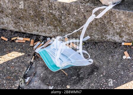 Southend on Sea, Essex, Royaume-Uni. 23 mars 2020. Un masque a été jeté dans une zone fumeur à l'extérieur de l'hôpital Southend avant le verrouillage du Coronavirus COVID-19 Banque D'Images