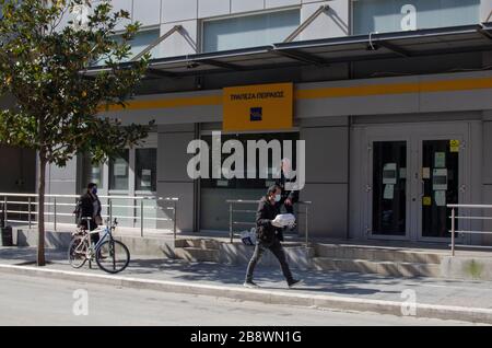 ALEXANDRAUPOLI, GRÈCE - 21 mars 2020 - un homme porte des gants en caoutchouc et un masque dans le centre d'Alexandraupoli, Grèce, pour essayer de se protéger du Banque D'Images