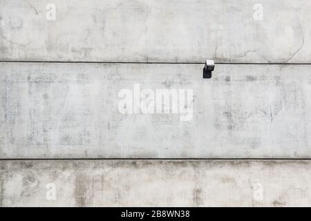 mur de béton industriel moderne avec un projecteur pour l'éclairage led . Banque D'Images