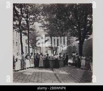 FEMMES MACHINE À LAVER DE PREMIÈRE COUR FAITE PAR LA CONSTRUCTION DE L'ANCIEN COUVENT DE LA MISSION, PRISON SAINT-LAZARE (RÉSIDENCE SURVEILLÉE), RUE DU FAUBOURG SAINT-DENIS, 10ÈME ARRONDISSEMENT femmes lavant du linge, première cour formée par les anciens piliers de couvent de la mission, prison Saint-Lazare (maison d'arrêt), rue du Faubourg Saint-Denis. Paris, 10ème arr., vers 1910. Photo de la préfecture de police. Paris, musée Carnavalet. Banque D'Images
