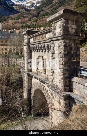 Ancienne entrée du tunnel ferroviaire de Somport sur le côté espagnol à Canfranc, Pyrénées, Huesca, Espagne, Europe Banque D'Images