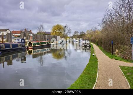 Des bateaux-canaux amarrés à Fenny Stratford près de Milton Keynes sur le canal Grand Union Banque D'Images