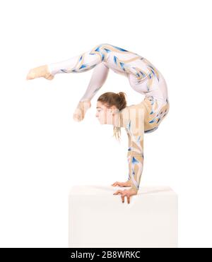 Acrobat faisant de la gymnastique, un jeune artiste de cirque dans un costume blanc et bleu, exécute des éléments acrobatiques. Studio photo isolé sur fond blanc Banque D'Images