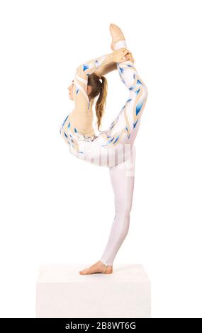 Acrobat faisant de la gymnastique, un jeune artiste de cirque dans un costume blanc et bleu, exécute des éléments acrobatiques. Studio photo isolé sur fond blanc Banque D'Images