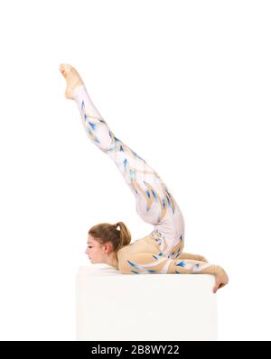 Acrobat faisant de la gymnastique, un jeune artiste de cirque dans un costume blanc et bleu, exécute des éléments acrobatiques. Studio photo isolé sur fond blanc Banque D'Images