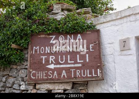 Signe aux maisons trulli et église à Alberobello, Pouilles, Italie Banque D'Images