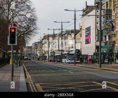 Edinburgh, Écosse, Royaume-Uni. 23 mars 2020. Des rues vides pendant la pandémie de Coronavirus de Covid-19 dans la capitale, comme le message de rester à la maison en compte les mesures de distanciation sociale semble avoir eu un effet malgré le beau soleil de printemps. Princes Street est exceptionnellement calme Banque D'Images