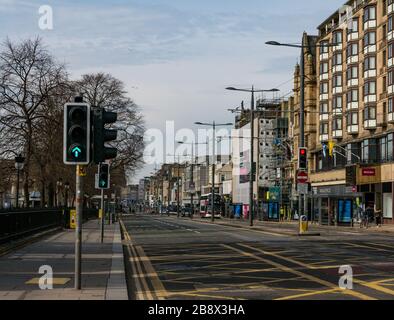 Edinburgh, Écosse, Royaume-Uni. 23 mars 2020. Des rues vides pendant la pandémie de Coronavirus de Covid-19 dans la capitale, comme le message de rester à la maison en compte les mesures de distanciation sociale semble avoir eu un effet malgré le beau soleil de printemps. Princes Street est déserté à part des bus qui desservent un service réduit Banque D'Images