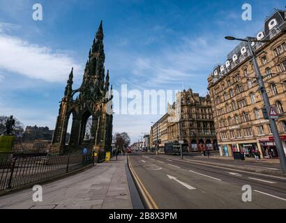 Edinburgh, Écosse, Royaume-Uni. 23 mars 2020. Des rues vides pendant la pandémie de Coronavirus de Covid-19 dans la capitale, comme le message de rester à la maison en compte les mesures de distanciation sociale semble avoir eu un effet malgré le beau soleil de printemps. Princes Street est déserté à part des bus qui desservent un service réduit. Banque D'Images