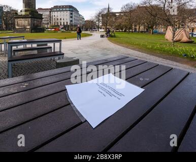 Edinburgh, Écosse, Royaume-Uni. 23 mars 2020. Des rues vides pendant la pandémie de Coronavirus de Covid-19 dans la capitale, comme le message de rester à la maison en compte les mesures de distanciation sociale semble avoir eu un effet malgré le beau soleil de printemps. St Andrews Square est déserté avec un avis aux clients de café de ne pas utiliser les sièges extérieurs Banque D'Images