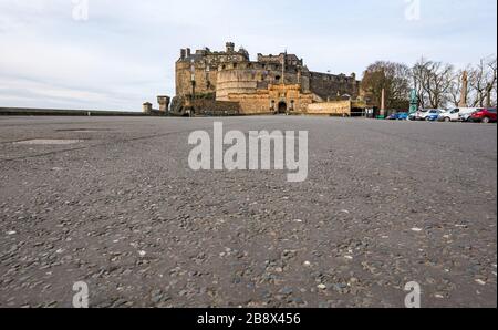 Edinburgh, Écosse, Royaume-Uni. 23 mars 2020. Des rues vides pendant la pandémie de Coronavirus de Covid-19 dans la capitale, comme le message de rester à la maison en compte les mesures de distanciation sociale semble avoir eu un effet malgré le beau soleil de printemps. L'esplanade du château est complètement désertée Banque D'Images