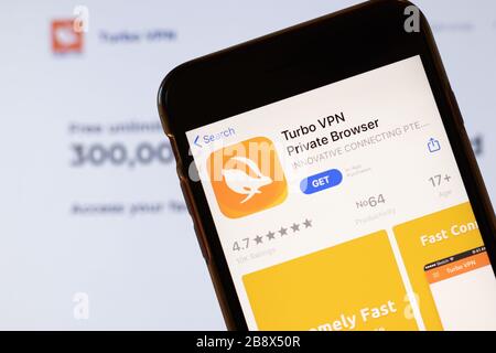 Los Angeles, Californie, États-Unis - 24 mars 2020: Turbo VPN Private Browser l'application logo sur l'écran du téléphone gros plan avec le site Web sur fond d'icône Banque D'Images