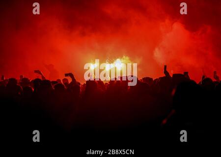 11 mars 2020, Anfield, Liverpool, Angleterre; UEFA Champions League, Round of 16 Leg 2 of 2, Liverpool v Atletico Madrid : Liverpool fans lumières floires à l'extérieur du pub Arkles sur Anfield Road Banque D'Images
