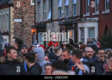 11 mars 2020, Anfield, Liverpool, Angleterre; UEFA Champions League, Round of 16 Leg 2 of 2, Liverpool v Atletico Madrid : un jeune fan est assis sur ses épaules dans une mer de fans de Liverpool Banque D'Images