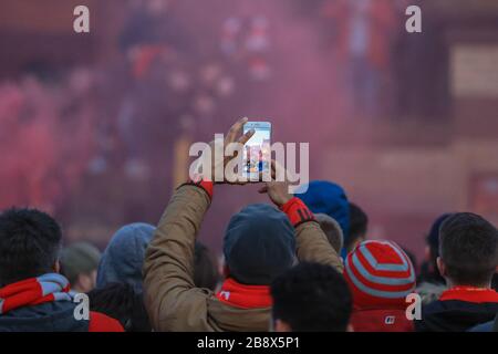 11 mars 2020, Anfield, Liverpool, Angleterre; UEFA Champions League, Round of 16 Leg 2 of 2, Liverpool v Atletico Madrid : UN fan de Liverpool films fans éclairant les floires Banque D'Images