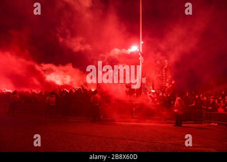 11 mars 2020, Anfield, Liverpool, Angleterre; UEFA Champions League, Round of 16 Leg 2 of 2, Liverpool v Atletico Madrid : Liverpool fans lumières floires à l'extérieur du pub Arkles sur Anfield Road Banque D'Images