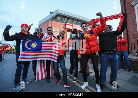 11 mars 2020, Anfield, Liverpool, Angleterre; UEFA Champions League, Round of 16 Leg 2 of 2, Liverpool v Atletico Madrid : fans de l'Atletico Madrid à l'extérieur d'Anfield Banque D'Images