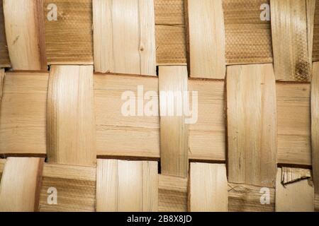 Une texture naturelle de surface de panier de larges lamelles en bois en jaune, pour un fond rustique Banque D'Images