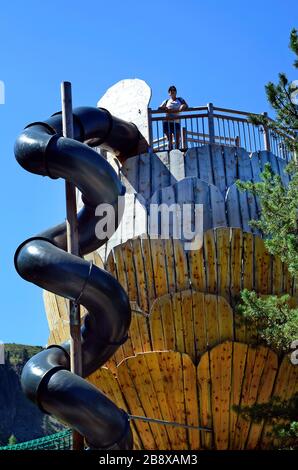 Jerzens, Autriche - 24 juin 2016 : femme à Zirbenpark, terrain de jeu préféré et belvédère avec toboggan en spirale dans la zone de randonnée Hochzeiger montagne Banque D'Images